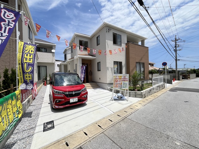 【E号棟】約16帖のリビングの写真です♪飯田産業の家は対面キッチンを積極的に採用♪リビングが広く感じられるだけでなく、家族の会話も自然と弾む空間となりますよ♪リビングを見渡せます♪