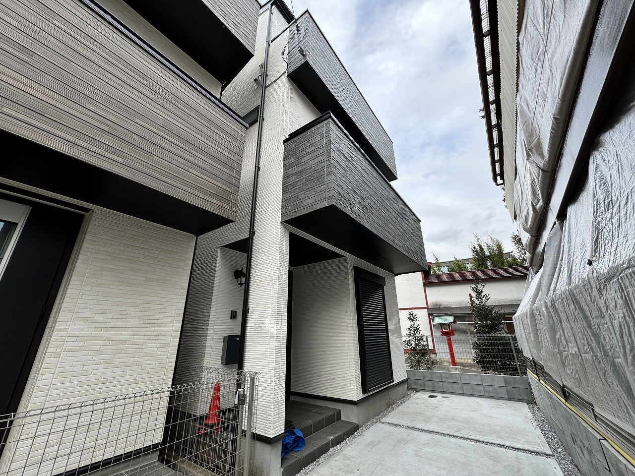 人気の京王線仙川駅から徒歩９分の好立地に新規分譲です。3階建てとなっており、間取りは2LDK+2Sです。家具も設置しておりますので、是非現地にてご内覧ください。