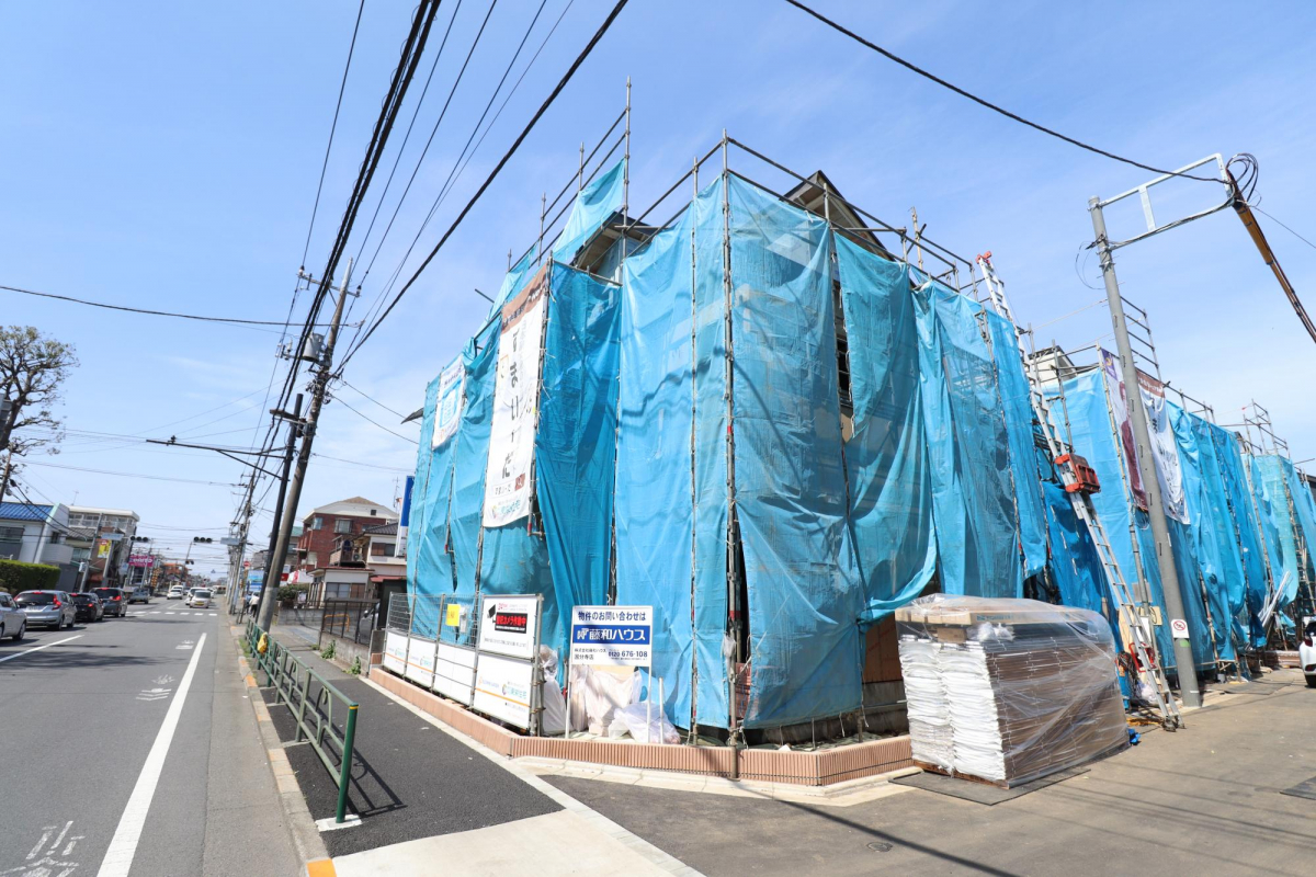 【前面道路を含む現地写真】 幅員約4.5mの道路を新設した、全8家族の新しい街。販売対象の1号棟は青梅街道に面しており、東京都心方面や立川方面へのカーアクセスも良好です。