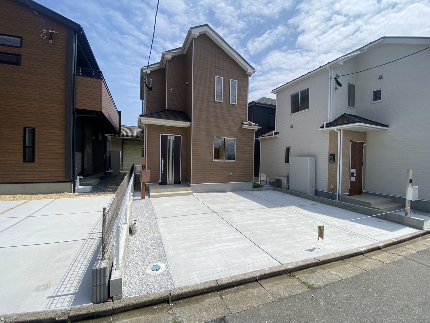 糸島市志摩師吉に新築住宅が誕生です！
気になる方は気軽にお問い合わせください♪
☆1号棟外観