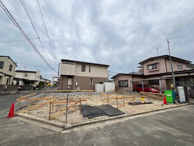 【耐久性】飯田産業では、柱を支える土台が直接基礎に触れないよう基礎パッキンを使用しております。コンクリートには水分が多く含まれるため、基礎パッキンがあることで、家を丈夫に保つことが出来ます。