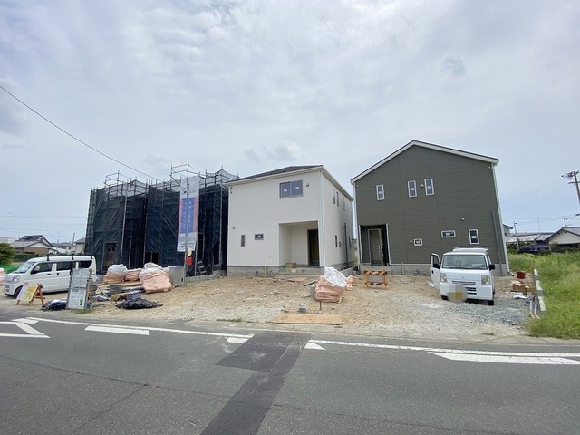 お庭付きのお住まいは楽しみが増えます。ちょっとしたガーデニングや家庭菜園など趣味も充実しそうです♪(2号棟)