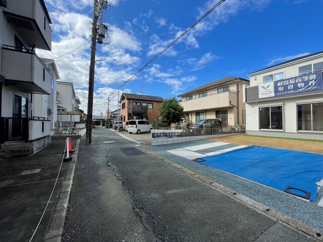 カースペースを備えた、ゆとりのある邸宅です！ご家族皆様がのびのびと過ごせるゆとりの住まいです♪