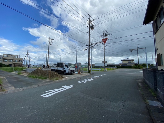 カースペースを備えた、ゆとりのある邸宅です！ご家族皆様がのびのびと過ごせるゆとりの住まいです♪