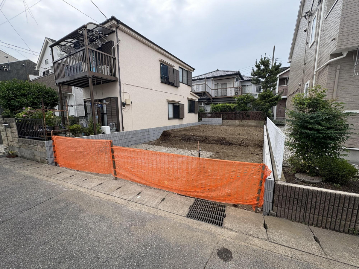 外観 敷地面積30坪！駐車スペース2台（内小型車）あり！主寝室可変型プラン採用！！2025.6.8撮影