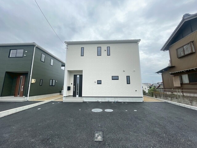 玄関には大容量の下駄箱あり！
ご家族全員の靴を入れても余裕がありそうですね！