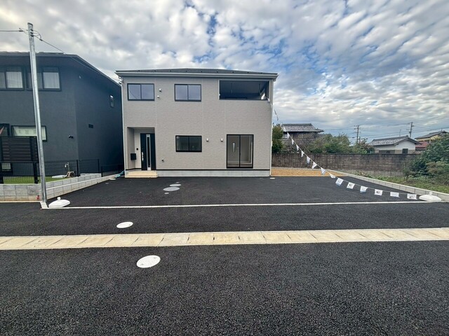 駐車場は並列で2台駐車可能(車種による)
来客時にも対応可能☆