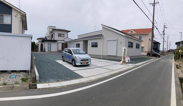 リビングはお気に入りのソファやクッションでくつろげる空間に（1号棟）