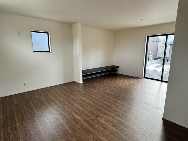 リビングはお気に入りのソファやクッションでくつろげる空間に（1号棟）