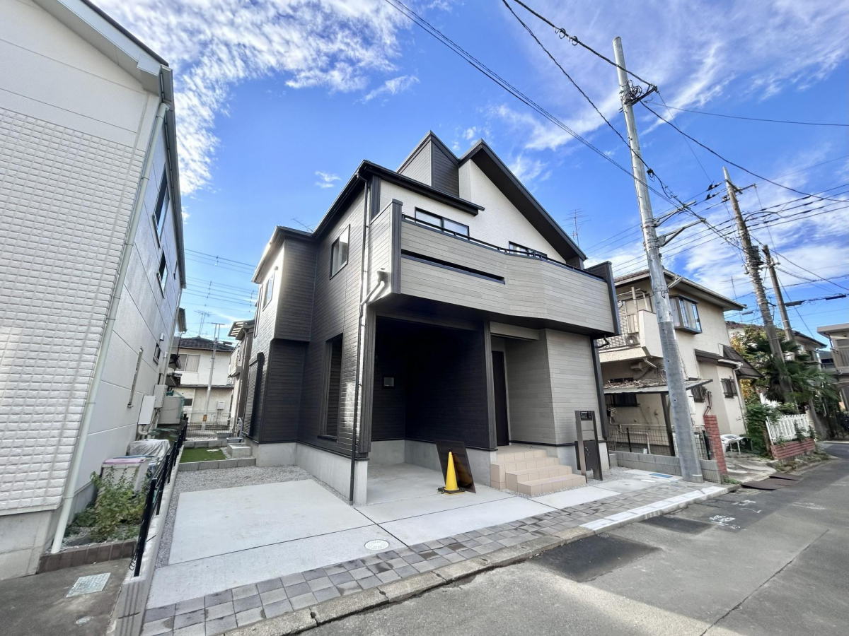 【外観（3）】 ビルトインガレージは、車はもちろんアウトドア用品等も雨風から守ってくれます。