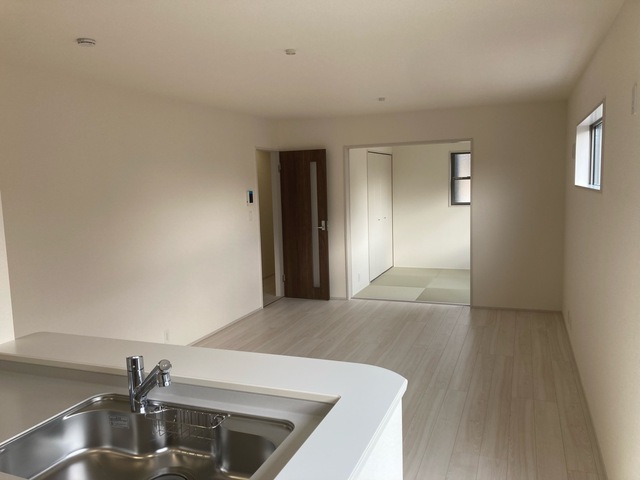 家具のデザインや配置でリビングの印象は大きく変わります。ぜひ自分の感性に合う空間を（1号棟）