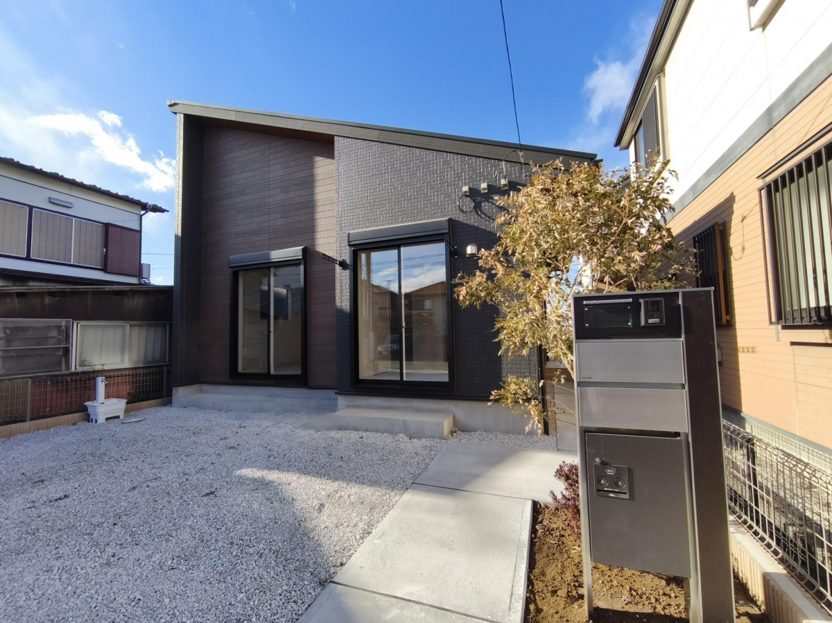 1号棟 片流れ屋根のシャープなフォルムが印象的！