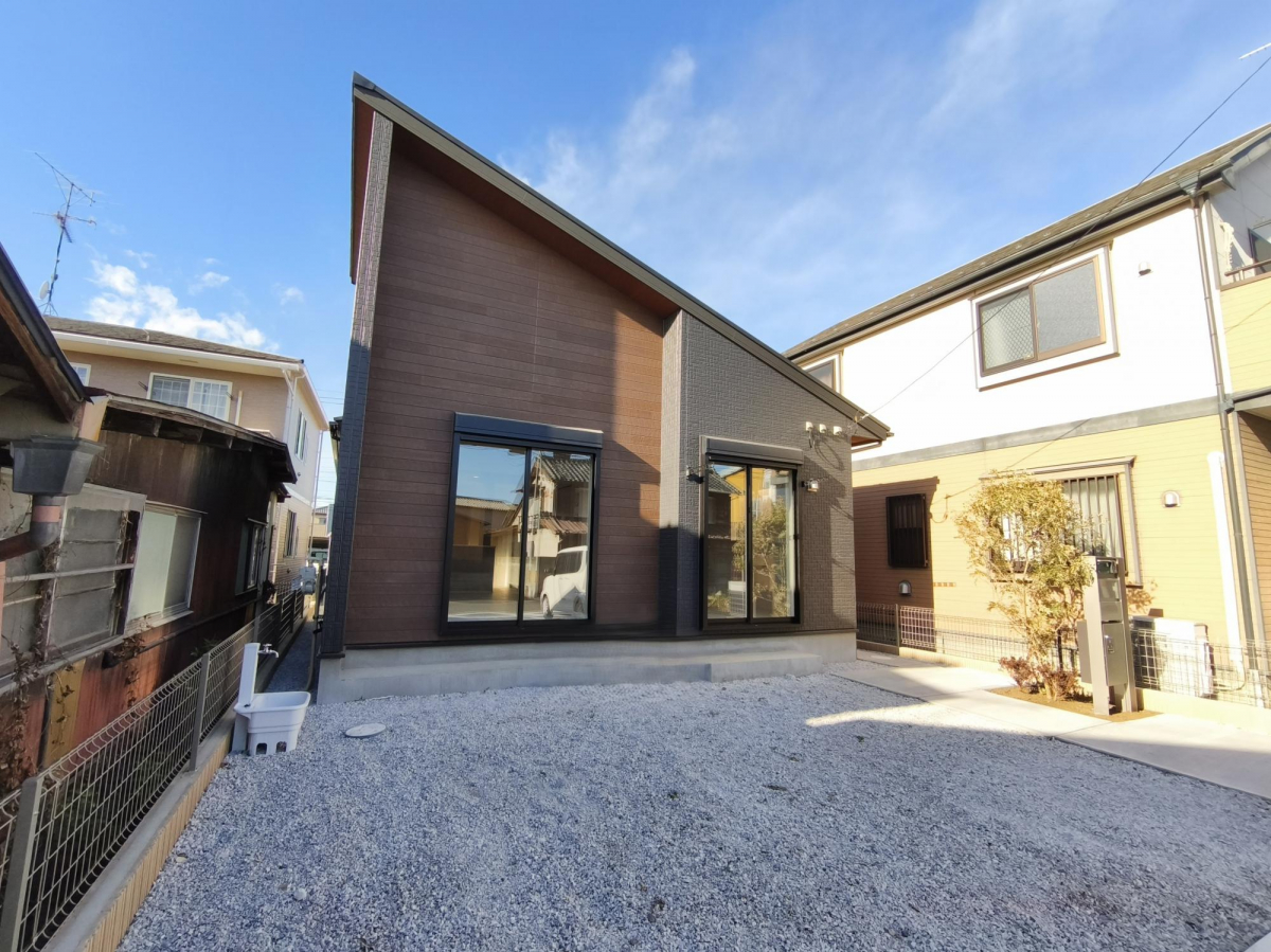 1号棟 玄関前には目隠しフェンスを設置しました。