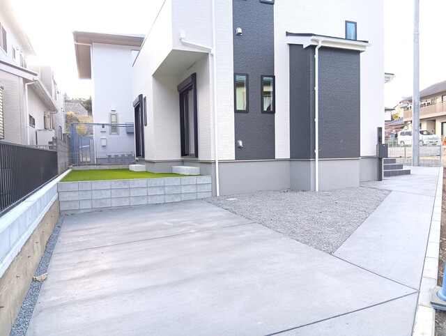 緑が眩しい☆人工芝を施しております☆お手入れ楽々ですね♪