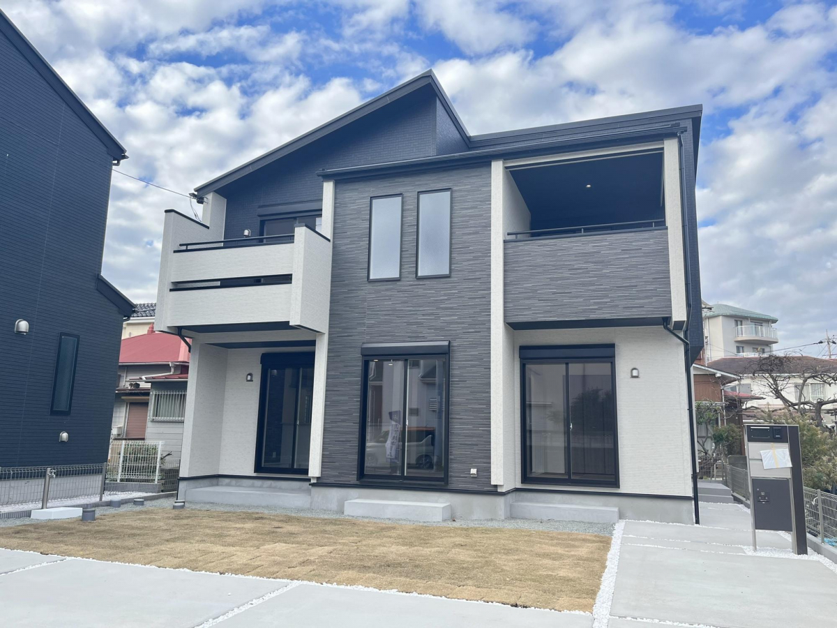 南道路に面し、日当たり良好！明るく開放的な住まいで、毎日が心地よい空間に。カースペース2台分完備で、ご家族や来客にも便利です。 