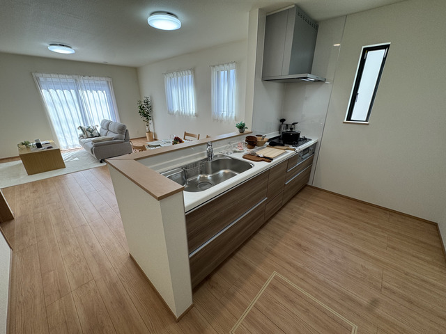 窓からは柔らかい光が差し込み、日当たり通風良好！
LDKにどんな家具を置こうか考えるのも楽しいですね♪
