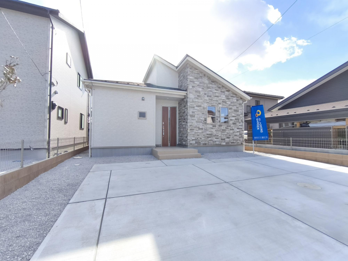 前面道路6.0m公道 メイン道路ではないので交通量は少な目。駐車時の切り返しも余裕をもってできます。