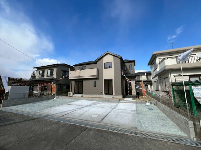 【耐久性】飯田産業では、柱を支える土台が直接基礎に触れないよう基礎パッキンを使用しております。コンクリートには水分が多く含まれるため、基礎パッキンがあることで、家を丈夫に保つことが出来ます。