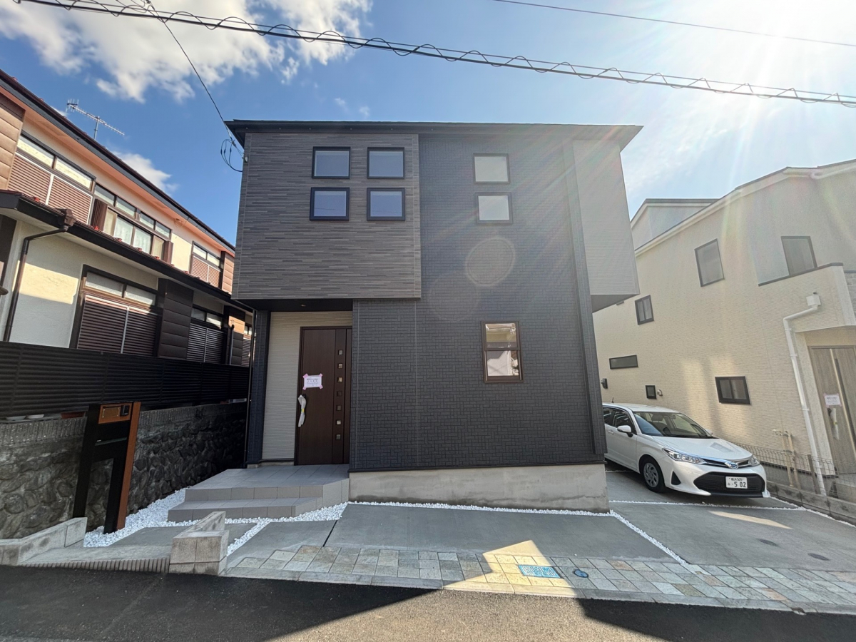 2月6日現場写真 1号棟はブラックを基調とした外壁でシックで高級感のある仕様！