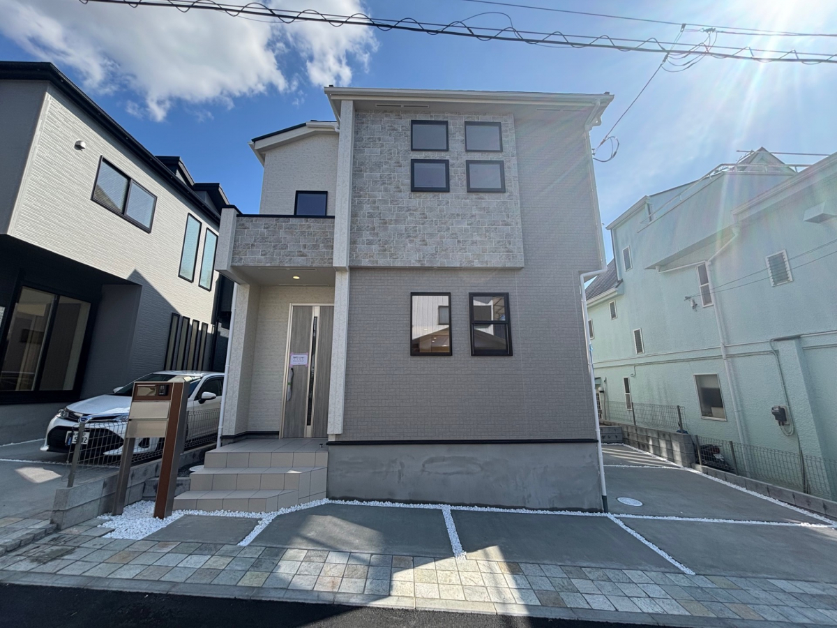 2月6日現場写真 1.2号棟異なる外観色の採用。3色の外壁を使用しており、デザイン性も追求！