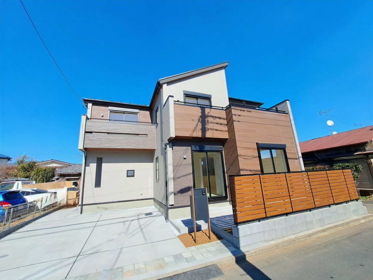 駐車スペースも十分に確保しており、リビングの窓から大きな荷物をそのまま入れることも出来ます！ 