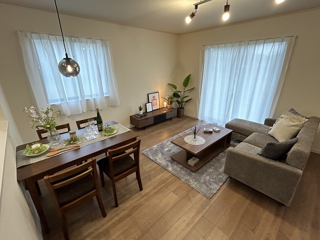 開放的なカウンターキッチン♪お料理、洗い物中もリビングを見渡せるので小さいお子様がいる家庭も安心♪（弊社施工例）