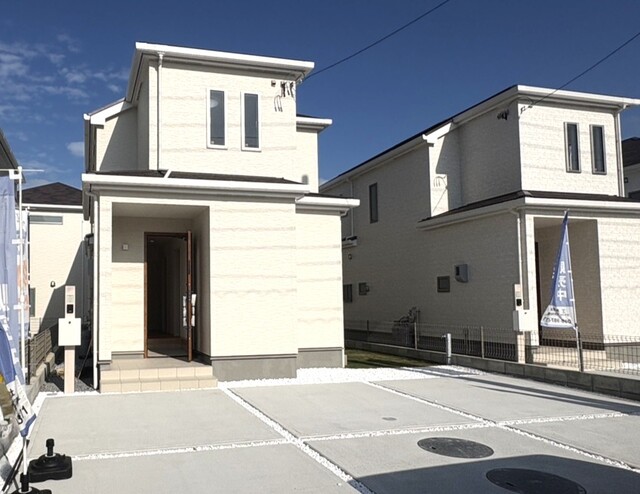 【施工例】浄水機能付き、収納たっぷりなシステムキッチン！幅広で料理もしやすい♪3口のガスコンロを設置し、お掃除が手軽にできるタイプの換気扇を設置しています♪キッチンの配置にもこだわりました♪
