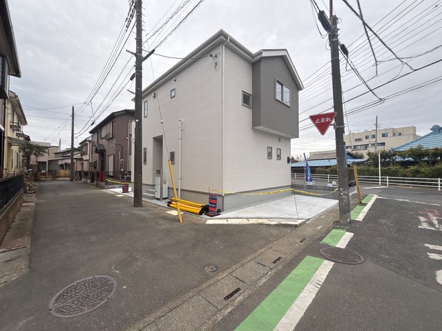 リビングはお気に入りのソファやクッションでくつろげる空間に