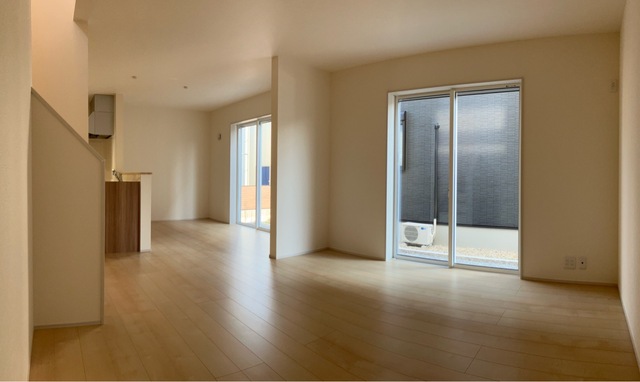 リビングはお気に入りのソファやクッションでくつろげる空間に（1号棟）