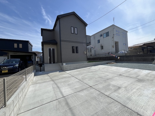 富谷市太子堂エリアで新規2棟分譲販売開始！
こちらはA号棟の外観です。広々お庭付の物件です☆
陽当たり良好お問い合わせください。