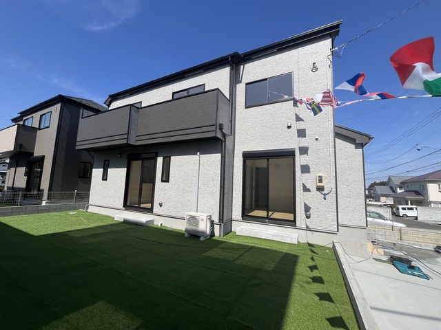 現地前面道路幅は約６ｍあるので、すれ違い通行も可能で駐車するにも大きくハンドルを切れる広さがあります。駐車が苦手な方でも余裕をもって運転できそうですね！