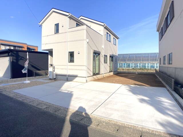 １号棟外観写真。
ホワイトをベースとした明るい飽きのこない外観を採用しました。
完成しておりますのでいつでもご見学可能です。