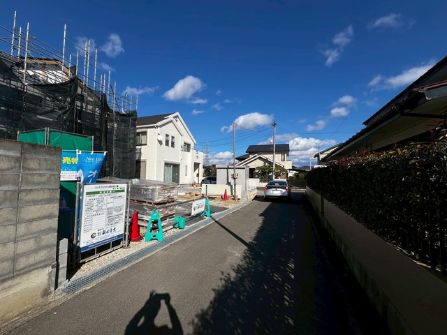 【耐久性】飯田産業では、柱を支える土台が直接基礎に触れないよう基礎パッキンを使用しております。コンクリートには水分が多く含まれるため、基礎パッキンがあることで、家を丈夫に保つことが出来ます。