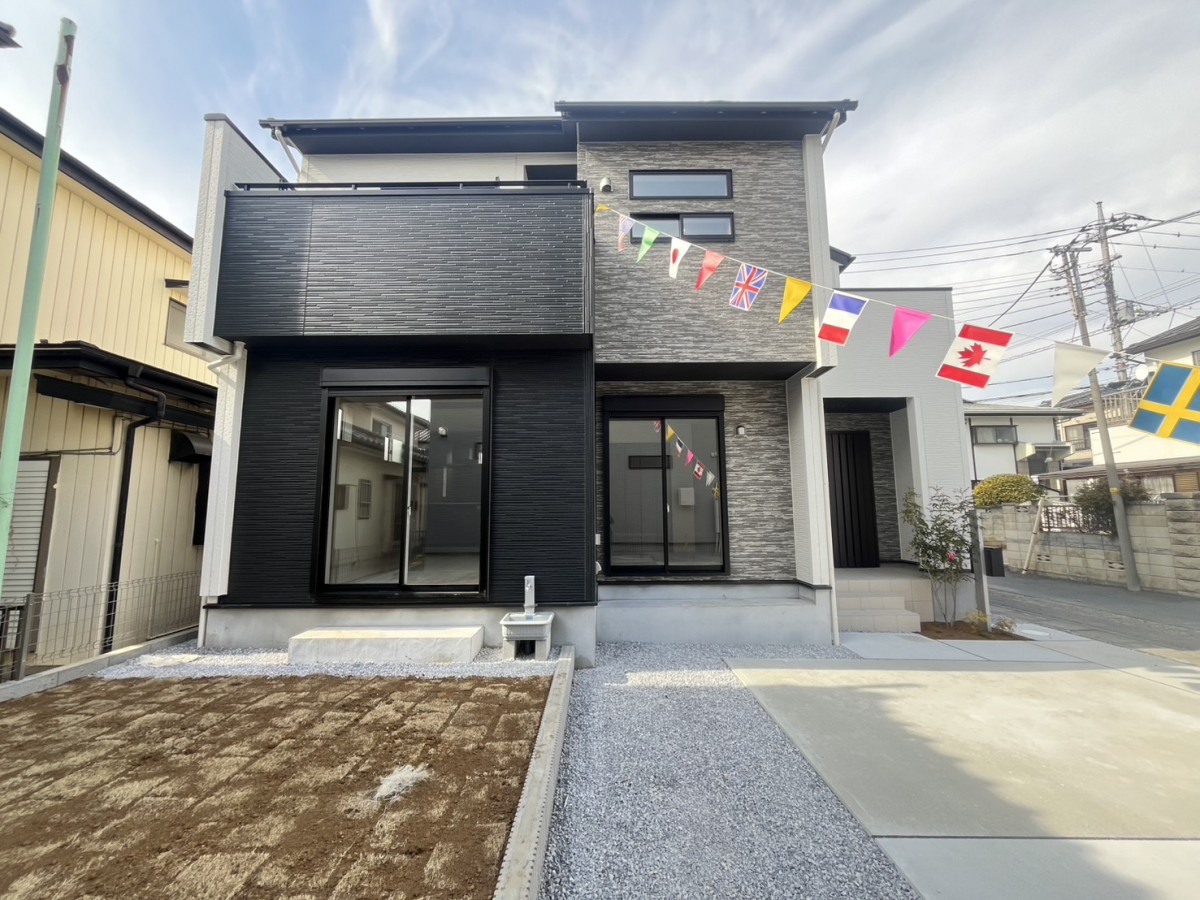 【バルコニー/1号棟】 主寝室と洋室から出入りできる、南向きのバルコニーです。