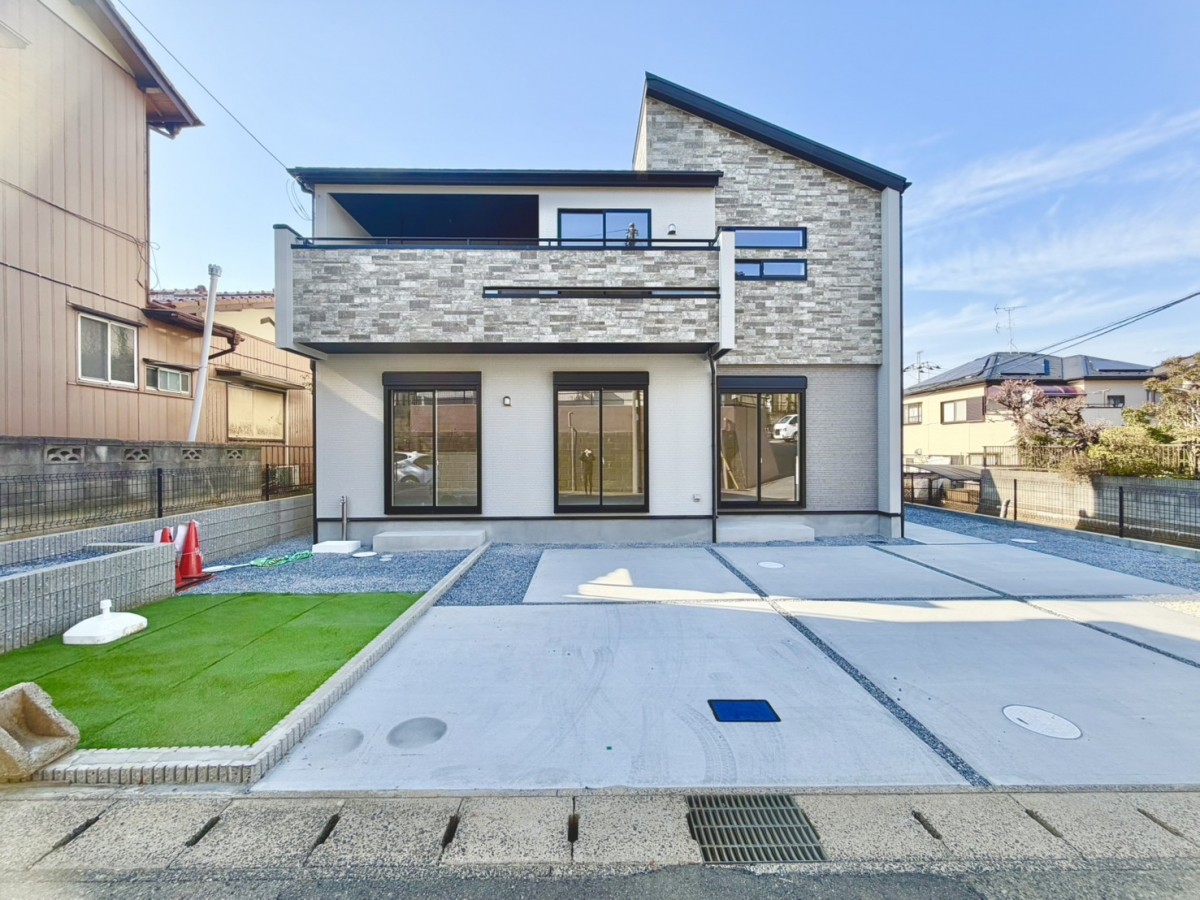 【販売現地】 敷地面積57坪超！シーンに合わせてLDKと和室を一体化できる、解放感ある住まいです。2台分のカースペース有り。