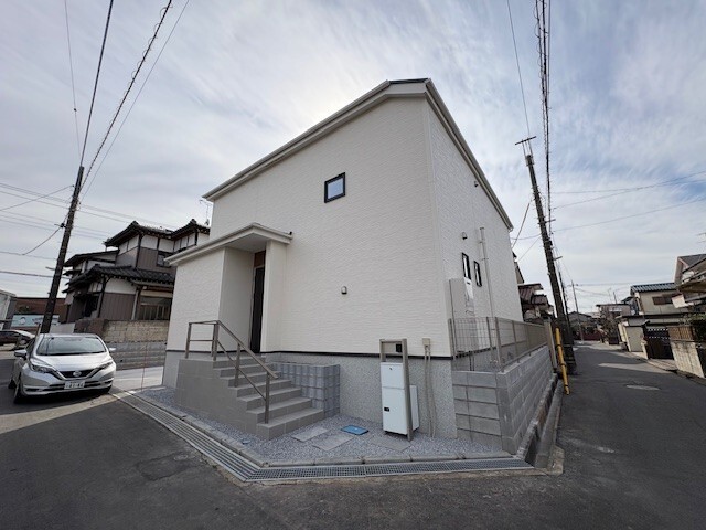 リビングはお気に入りのソファやクッションでくつろげる空間に