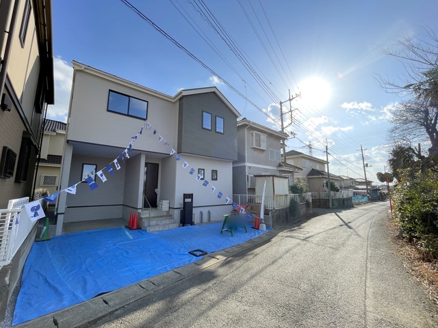 リビングはお気に入りのソファやクッションでくつろげる空間に