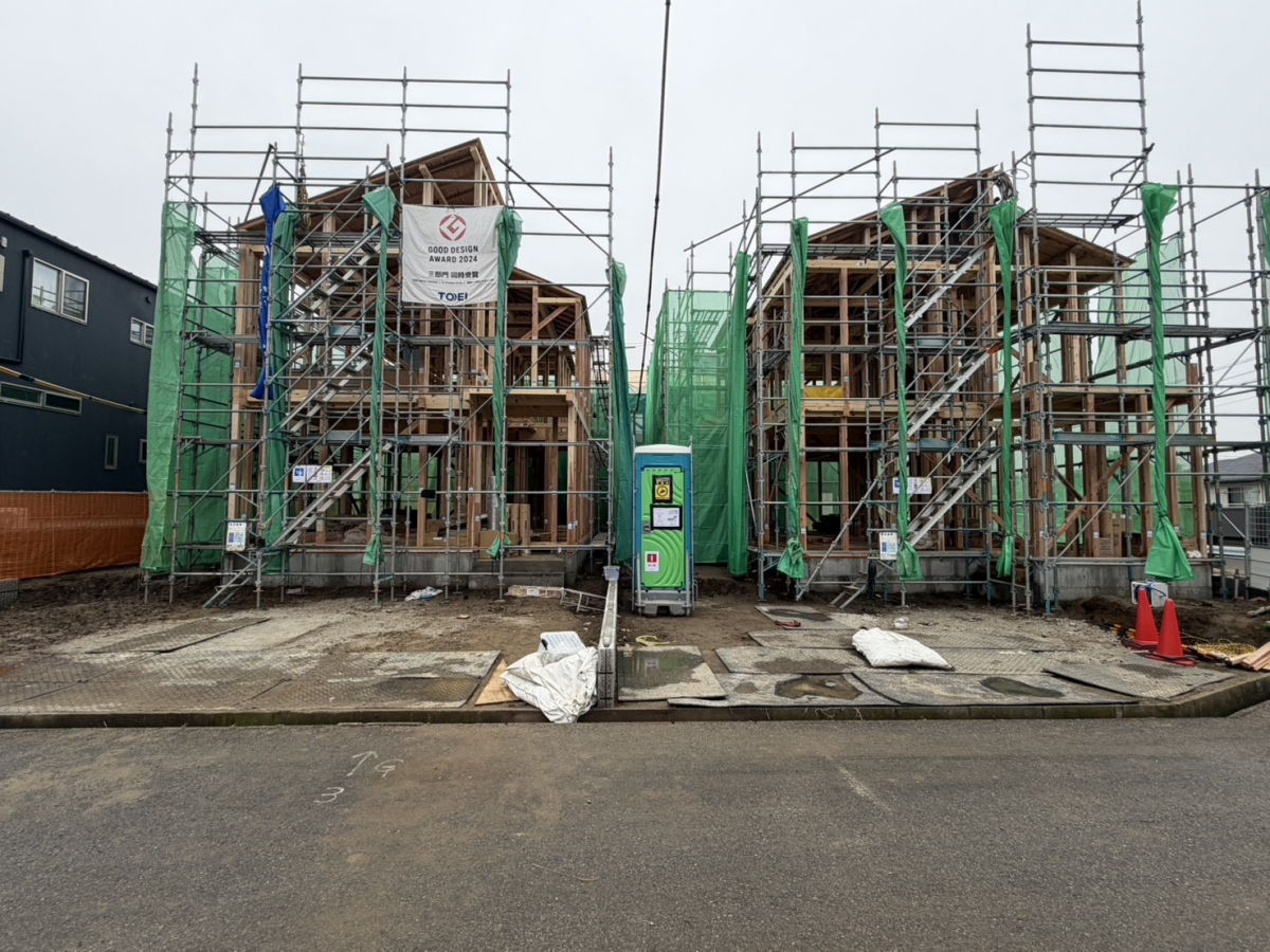 【2025.12.25 販売現地】 前面道路は、幅員約6mの公道に面しています。風通しの良い道路のため、お車の移動や出入庫をスムーズに行えます。