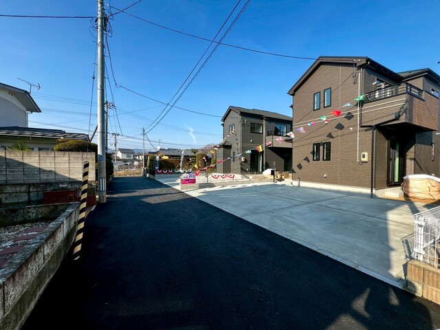 【耐久性】飯田産業では、柱を支える土台が直接基礎に触れないよう基礎パッキンを使用しております。コンクリートには水分が多く含まれるため、基礎パッキンがあることで、家を丈夫に保つことが出来ます。