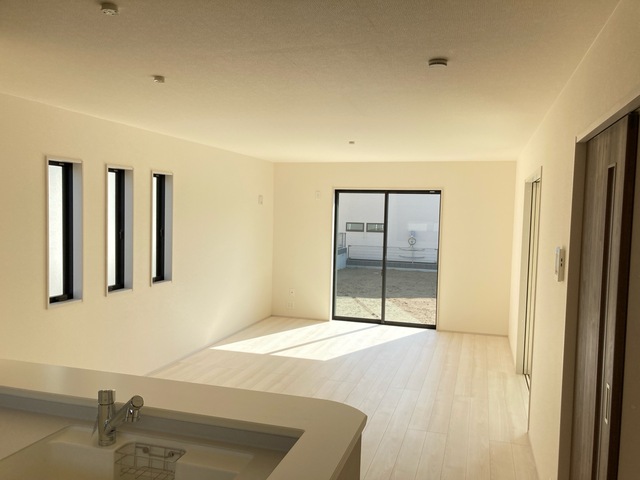 植物やお花で飾って部屋全体の印象を作るのも有り（1号棟）