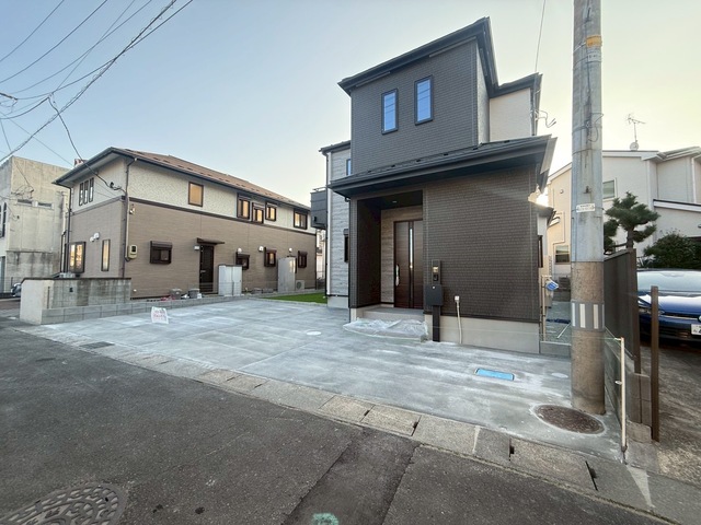 前面道路は車のすれ違いも可能な広さでかつ、車通りも少なくお子様が遊んでいても安心できる道路になっております♪駐車が不安な方にも安心な、ゆとりある広さとなっております。