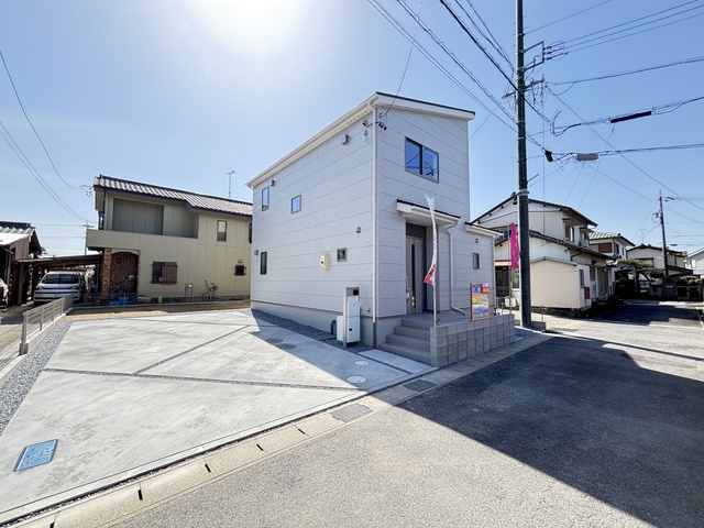 ＬＤＫ
南向きの日差しあふれる１６帖ＬＤＫ
（家具付き物件ではありません。家具はイメージです）