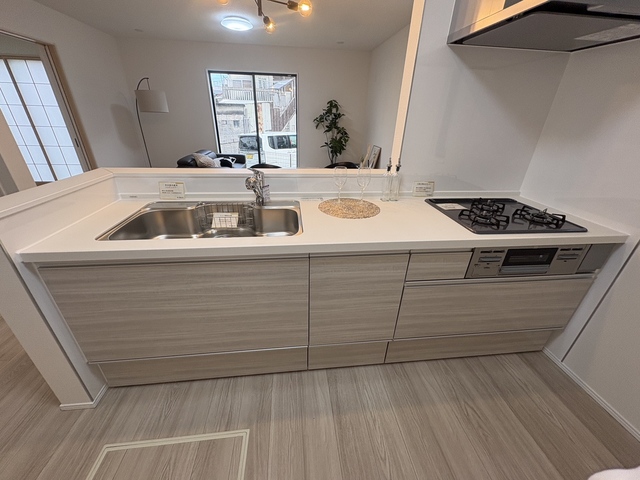 ♪リビングの写真です♪飯田産業の家は対面キッチンを積極的に採用♪リビングが広く感じられるだけでなく、家族の会話も自然と弾む空間となりますよ♪リビングを見渡せます