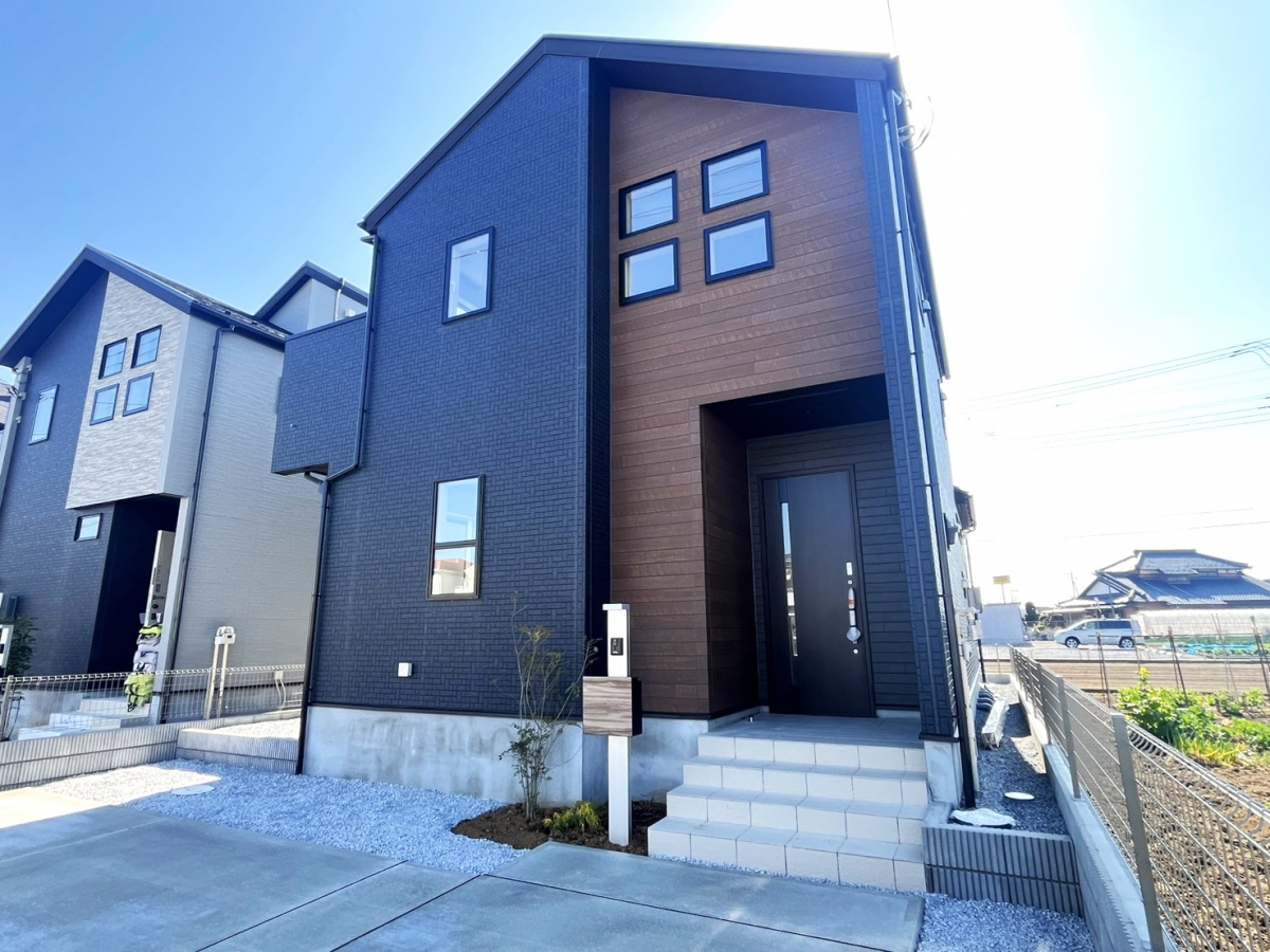 【バルコニー東側:1号棟】 南向きで、洗濯物も気持ちよく干せるバルコニーです。