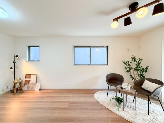 くつろぎスペースとしてはもとより、リビングに学習やテレワークのスペースを設けるご家庭も増えています（1号棟）