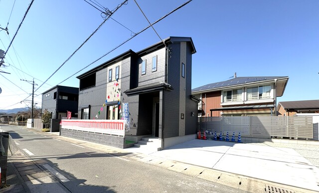 生活に溶け込むデザインの外観が魅力的です。地震に強い最高等級3をはじめ、住宅性能評価で6項目の最高等級を取得。安全安心の家は家族の大切な暮らしを守ります♪詳細は是非お問い合わせください。