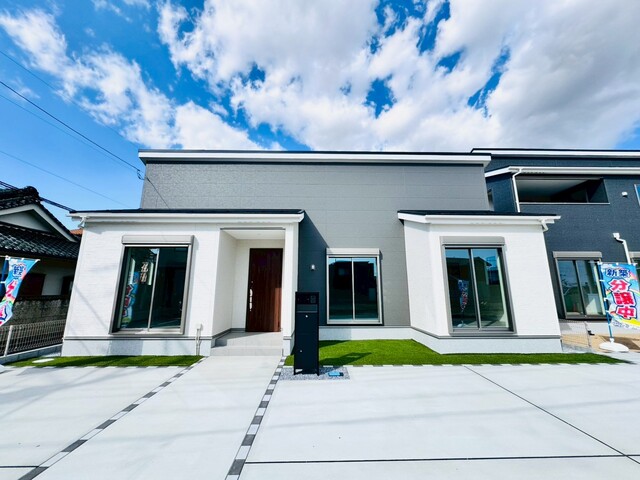 【1号棟】
カースペース3台分、宅配ボックスあり