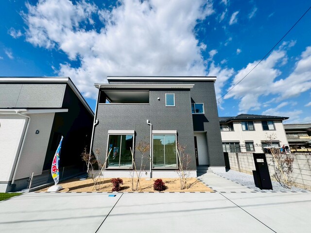 【2号棟】
天井までの高さがあるたっぷり玄関収納。大容量のコの字型タイプで鍵などの小物も置けるスペースがあります。