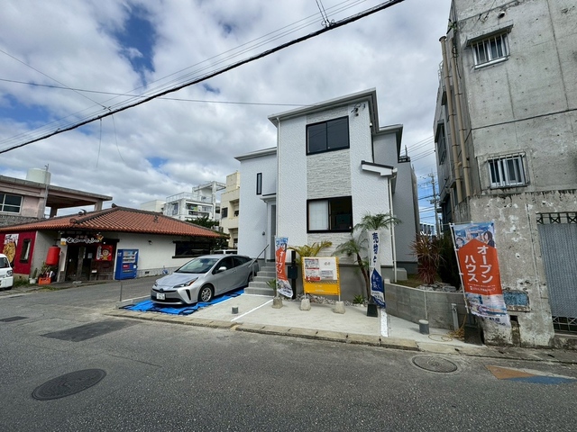 浄水機能付き、収納たっぷりなシステムキッチン！幅広で料理もしやすい♪3口のガスコンロを設置し、お掃除が手軽にできるタイプの換気扇を設置しています♪キッチンの配置にもこだわりました♪