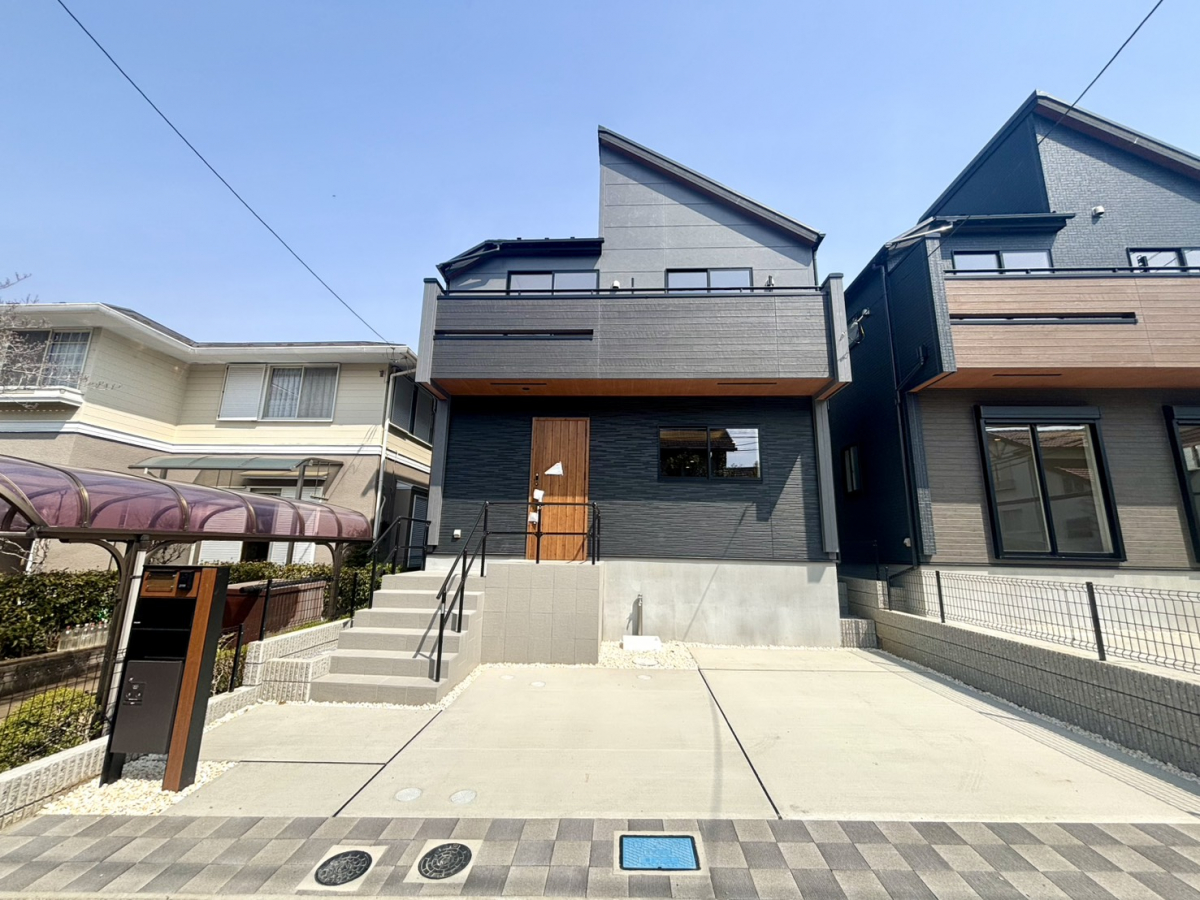 1号棟前面道路含む現地写真 